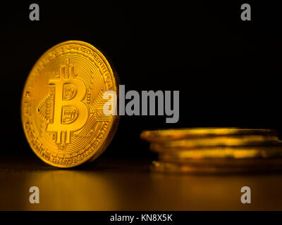 Golden bitcoin empresa de transferencia de dinero bancario cryptocurrency tecnología con fondo negro. Concepto de contabilidad distribuidos y tecnología digital e