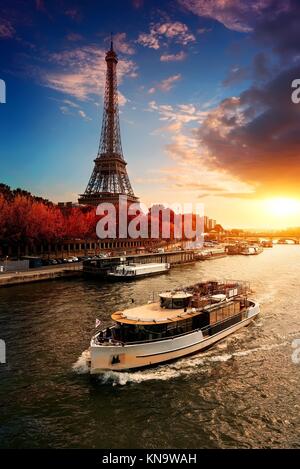 Torre Eiffel en la ribera del Sena en París, Francia.