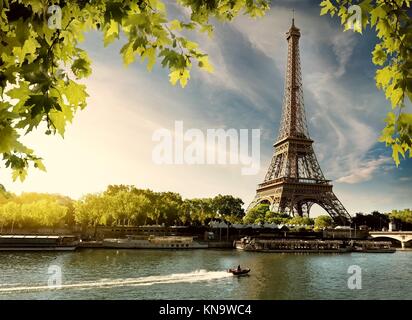 Atardecer en París, con vistas a la Torre Eiffel y el río Sena, Francia.