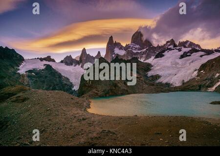 Monte Fitz Roy - cerro Chaltén -, de 3405 metros, la laguna de los Tres, el parque nacional Los Glaciares, Patagonia, Argentina.