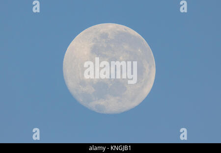 Luna llena visto desde el hemisferio Sur Australia durante el día con el cielo azul Foto de stock