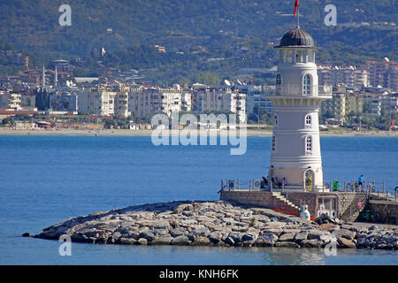 Faro en la entrada de la bahía, Alanya, Riviera turca, Turquía Foto de stock