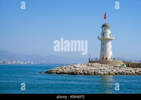 Faro en la entrada de la bahía, Alanya, Riviera turca, Turquía Foto de stock