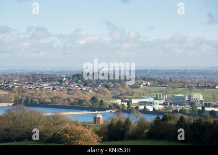 La vista de Birmingham desde Rubery teniendo en Frankley Bartley Reservoir y embalse, la Universidad de Birmingham y el sur de la ciudad Foto de stock