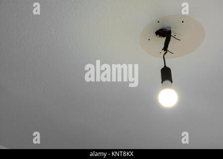Cable lámpara colgando del techo Fotografía de stock - Alamy