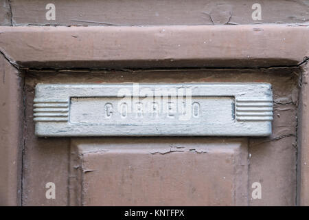 Buzón oxidado viejo con la palabra 'mail' - En Portugués 'correio' Foto de stock