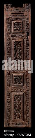 El panel de una puerta o minibar. Nombre del objeto: Puerta; Fecha: finales de 8th-primera mitad del siglo IX; Geografía: Hecho en Irak; Media: madera (pino); tallado;