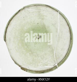 Fragmento de vidrio. Fecha: Siglo 17th-18th; Cultura: Europea; Medio: Vidrio; Dimensiones: 4 3/8 x 1/8 pulg. (11,1 x 0,3 cm); Clasificación: Teñida de vidrio