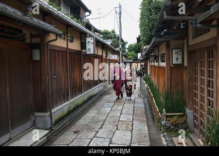 Casas tradicionales de madera en Ishibei Koji Lane, Kyoto, Japón.