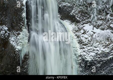 Salt Creek Falls en invierno, el Bosque Nacional de Willamette, en Oregon.