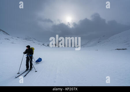 Esquí de travesía en la Laponia sueca, en Kebnekaise macizo montañoso. Suecia, Europa