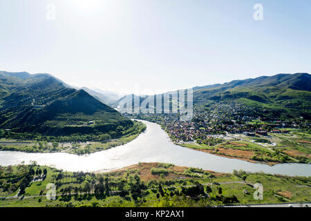 Vista panorámica sobre el río y la UNESCO ciudad Mtskheta Foto de stock