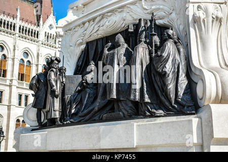 Cerca de uno de los lados de la estatua ecuestre de bronce del conde Gyula Andrássy en Parliament Square, Budapest Hungría Foto de stock
