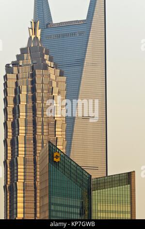 Izquierda 'Jin Mao Tower' y 'World Financial Center'. Vista del Distrito Financiero de Pudong horizonte desde el 'Bund' o 'Wai Tan', Shanghai, China, Asia
