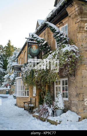 El Queens Head Inn en el tiempo de Navidad en la nieve. Estibar en la Wold, Cotswolds, Gloucestershire, Inglaterra Foto de stock