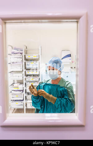 El equipo quirúrgico, vestirse antes de la cirugía, Hospital de Angulema, Francia. Foto de stock