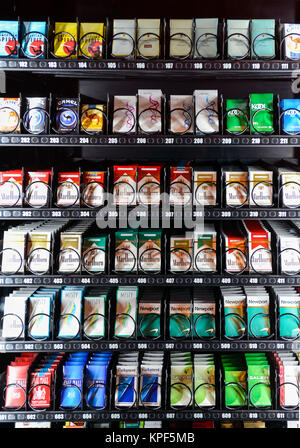 Una moderna máquina de tabaco con diversos brnads de cigarrillos en la pantalla para la venta