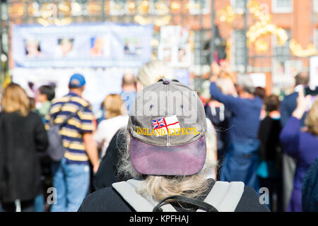 Londres, Reino Unido. Un hombre con una larga melena blanca llevaba una gorra de béisbol hacia atrás Inglaterra espera que mira a un monumento para conmemorar el 20º aniversario de la
