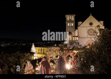 Navidad 2017 en Asís (Umbría), con una vista de San Francisco, Iglesia papal por la noche, con el belén y el árbol iluminado Foto de stock