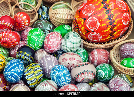 Montón de coloridos huevos de Pascua
