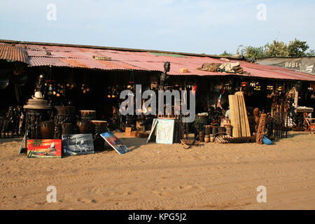 Mozambique, un mercadillo tradicional, curiosidades y tallas de madera para la venta en Ponta do Ouro Foto de stock