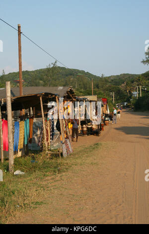 Mozambique, un mercadillo tradicional, curiosidades y tallas de madera para la venta en Ponta do Ouro Foto de stock