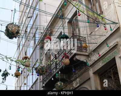 Corchete mentiroso conductor Los cables aéreos y macetas en una calle de Atenas Fotografía de stock -  Alamy