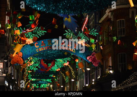 Londres, Reino Unido. 15 de diciembre de 2017. Decoración navideña temática de Carnaval en Carnaby Street en el West End de Londres. Foto de stock