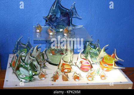 Soporte de pantalla con grupos de variedad de colores en el pez ángel lightbox hechos a mano a partir de vidrio reciclado para la venta, el Reino de Swazilandia. Foto de stock