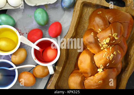 La Pascua Dulce brioche, huevos coloreados y colorante líquido Foto de stock