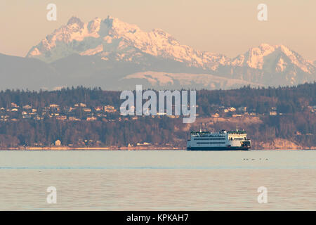 Washington State Ferry y el atardecer de colores en Cascade Mountains y Whidbey Island. Foto de stock