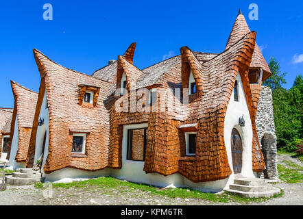 Porumbacu ,Sibiu, Rumania - Julio 19, 2017: el castillo de cuento de hadas de arcilla de Porumbacu Village, en la región de Sibiu, Rumania