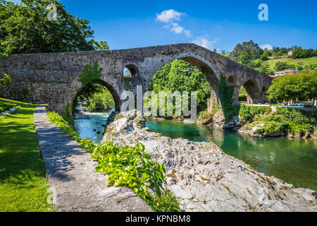 Antiguo puente de piedra romano en Cangas de Onís (Asturias), España Foto de stock