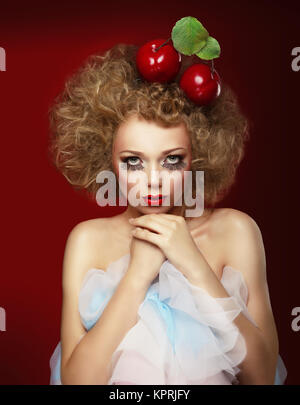 Doll mujer con cerezas. Foto de stock