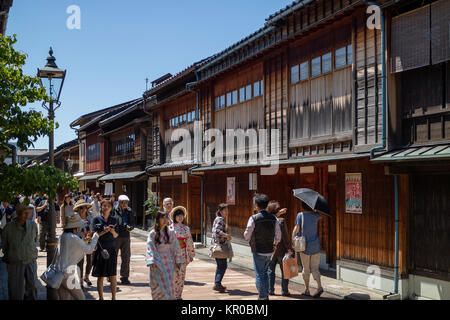 Kanazawa - Japón, Junio 11, 2017: Los turistas y mujeres en kimono caminando en el histórico distrito de Higashi Chaya, La Ciudad de Kanazawa, prefectura de Ishikawa Foto de stock