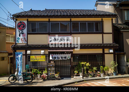 Kanazawa - Japón, 11 de junio de 2017: restaurante en una esquina en el histórico distrito de Higashi Chaya, La Ciudad de Kanazawa, prefectura de Ishikawa Foto de stock