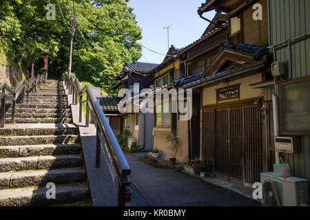 Kanazawa - Japón, Junio 11, 2017: escaleras para acceder a la zona del templo Utatsuyama, camino espiritual, en Kanazawa Foto de stock