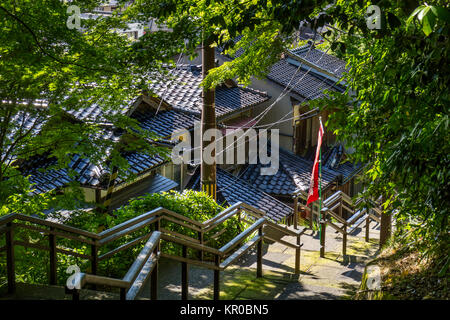 Kanazawa - Japón, Junio 11, 2017: Vista desde las escaleras hasta la zona del templo Utatsuyama a los techos de las casas en el distrito de Higashi Chaya, geisha Foto de stock