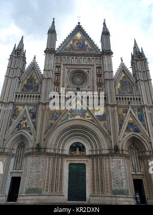 Orvieto - Duomo.fachada oeste delante de la fachada gótica de la Catedral de Orvieto, diseñado por Lorenzo Maitani. Foto de stock