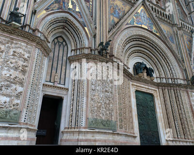 Orvieto - Duomo.fachada oeste delante de la fachada gótica de la Catedral de Orvieto, diseñado por Lorenzo Maitani. Foto de stock