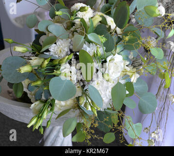 Ramo de boda en cascada fotografías e imágenes de alta resolución - Alamy