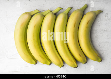 Los plátanos amarillos están establecidos en un rectángulo Foto de stock