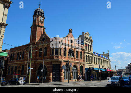 Edificios victorianos restaurados en King Street, la calle principal en el barrio de Newtown, Sydney, New South Wales, Australia Foto de stock