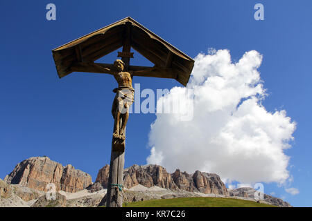 Una cruz cristiana hecha de madera en las montañas. cruz de madera con Jesús en los Dolomitas en Italia Foto de stock
