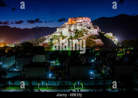 Vista nocturna del Palacio Potala en Lhasa, Tibet Foto de stock