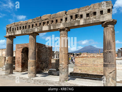 Ruinas del Foro Romano de Pompeya ( Pompei mirando hacia el Monte Vesubio en el fondo, Nápoles, Campania, Italia