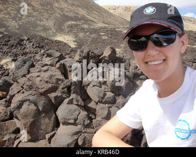Melissa Gaddy obtiene un vistazo al SP del cráter de lava negra. Crédito: NASA/GSFC/Melissa Gaddy ------ Casi Marte en el Gran Cañón, la NASA Goddard pasantes experimente un poco de Marte en la tierra. Cuando la curiosidad Rover de la NASA envía sus primeras imágenes del Monte Sharp en Marte, el parecido con la de la Tierra Grand Canyon fue sorprendente. El paisaje esculpido en la base del monte Sharp está lleno de lomas, mesetas y colinas, sus gruesas capas prominentes, incluso a distancia. Los dos terrenos son bastante similares, geológicamente hablando, los científicos planetarios pueden utilizar el Gran Cañón como analógico un si Foto de stock