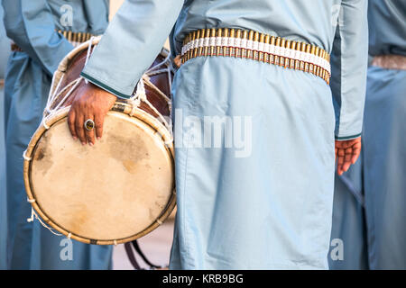 Hombre omaní en traje tradicional con su tambor Foto de stock
