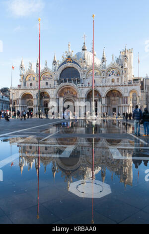 La Basílica de San Marcos, la Basílica de San Marcos, que se refleja en el acqua alta en Piazza San Marco, Venecia, Italia, durante las inundaciones provocadas por las mareas altas extremas