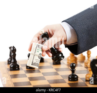 Hombre de negocios mano sujetando la moneda dólar injusto juego de ajedrez Foto de stock